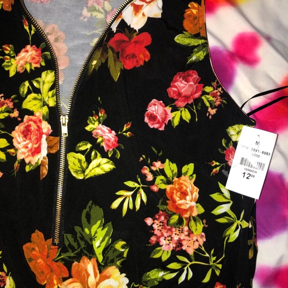 BLACK STRETCH FLORAL ROMPER 🌺 - Picture 3 of 3